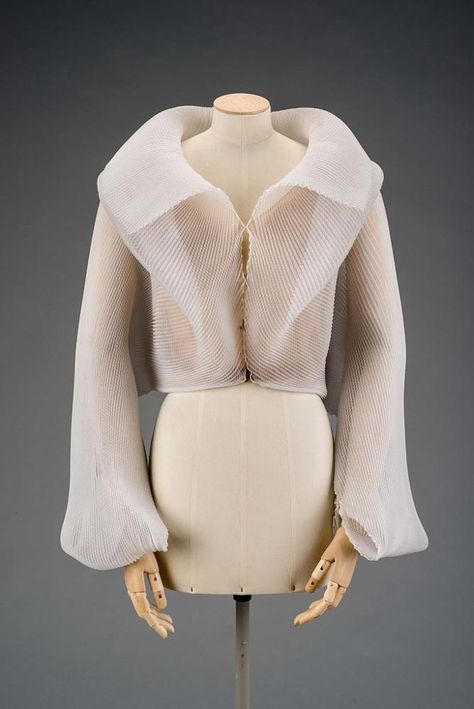 Organza Jacket, Masc Fashion, Conceptual Fashion, Beige Interior, London College Of Fashion, Jacket Beige, Couture Details, Fashion Inspiration Design, Fantasy Clothing