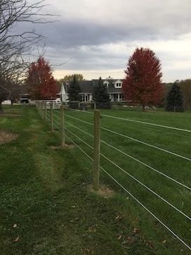 Inexpensive Horse Fencing, Diy Horse Fencing, T Post Fence, Modern Wood Fence, Horse Fence, Fence Gates, Horse Barn Ideas Stables, Earth Bag Homes, Earth Bag