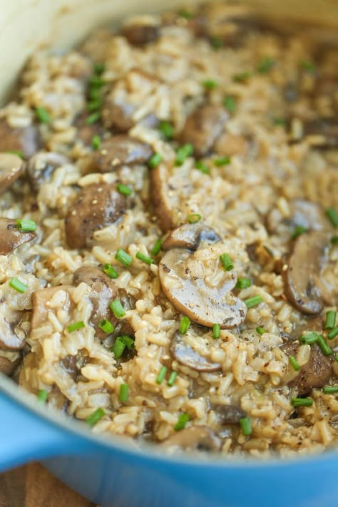 One Pot Mushroom Rice - Easy peasy mushroom rice made in one pot. Really! Even the rice gets cooked right in! It's so creamy and packed with so much flavor! Mushroom Rice Recipes, One Pot Vegetarian Recipes, One Pot Vegetarian, Cheap Vegan, Mushroom Rice, Rice Side, Brown Rice Recipes, Rice Side Dishes, Tikka Masala