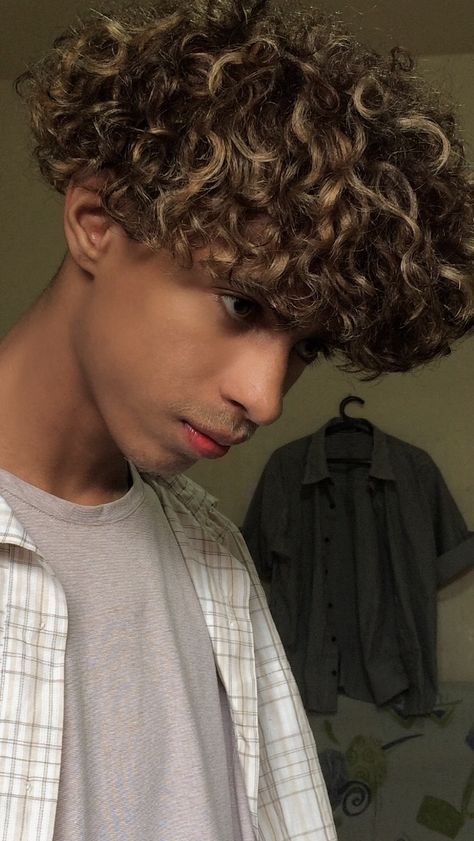 Dark Brown Curly Hair Men, Curly Hair Men With Highlights, Light Brown Highlights On Dark Hair Men, Short Curly Hair Dye Ideas Men, Blonde Highlights Curly Hair Men, Caramel Hair Men, Light Brown Hair With Highlights Men, Light Brown Curly Hair Men, Brown Highlights Men