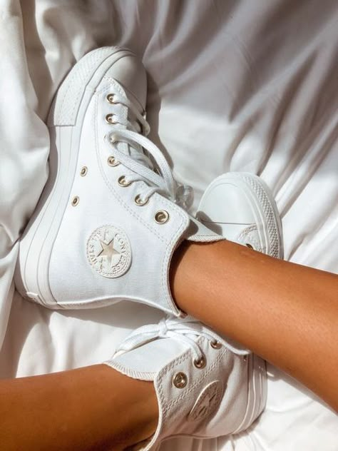 Zapatillas All Star, Trendy Shoes Sneakers, Preppy Shoes, Cute Sneakers, White Converse, Hype Shoes, Aesthetic Shoes, Swag Shoes, Fashion Weeks