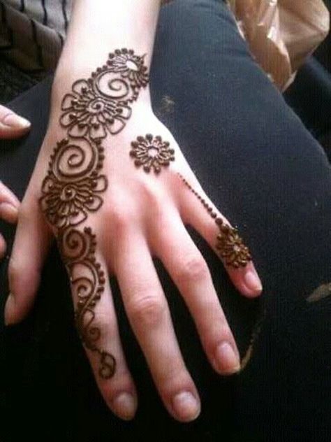 40 Creative Yet Simple Mehndi Designs For Beginners || Easy Mehndi Designs With Images | Bling Sparkle Round Mehndi Design, Henne Tattoo, Jagua Henna, Tato Henna, Eid Mehndi Designs, Henna Art Designs, Simple Henna Tattoo, Mehndi Designs For Kids, Mehndi Design Pictures