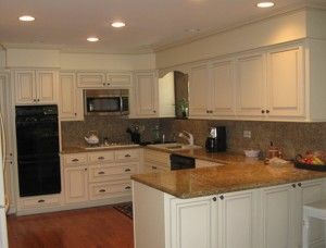 Is it worth the trouble to remove your kitchen soffits? Here are 3 options if you don't want to tear them out Kitchen Decor Above Cabinets Ideas, Bulkhead Kitchen, Soffit Ideas, Kitchen Soffit, Decor Above Cabinets, Above Kitchen Cabinets, Above Cabinets, Crown Moldings, Kitchen Manufacturers