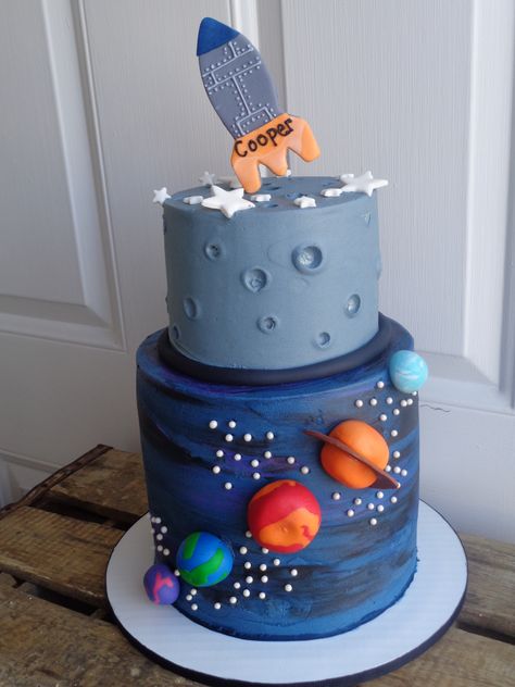 Outerspace/rocketship themed cake Rocket Birthday Cake, Space Themed Cake, Rocket Ship Cakes, Solar System Cake, Birthday Cake Kids Boys, Rocket Birthday, 4de Verjaardag, Rocket Cake, Planet Party