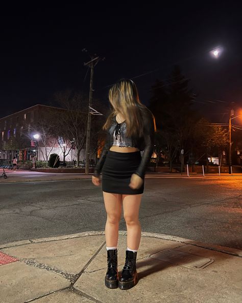 Black Mini Skirt And Docs, Jadon Outfit, Black Mini Skirt Outfit Winter, Platform Boot Outfit, Mini Skirt Outfit Aesthetic, Platform Doc Martens Outfit, Platform Boots Outfit, Black Mini Skirt Outfit, Skirt Outfits Aesthetic