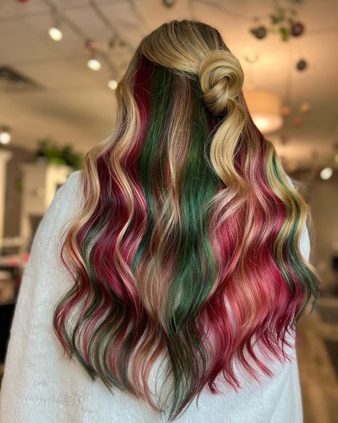 Soft blonde waves with a subtle red and green ombre effect, perfect for the holiday season. This festive style is both playful and elegant, offering a unique way to incorporate holiday colors into your look. Christmas Hair Color Ideas, Christmas Hair Color, Bold Highlights, Holiday Hair Color, Split Dyed Hair, Brown Curls, Soft Blonde, Hair Tint, Blonde Waves