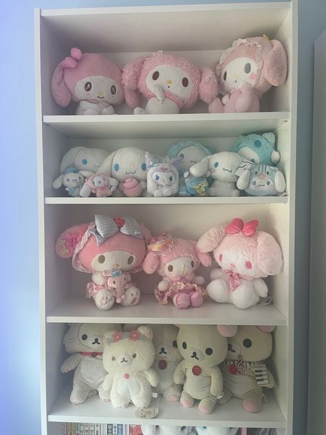 Plush Shelf Ideas, Plushie Display Ideas, Plushie Organization, Plushie Wall, Stuffie Storage, Plushie Shelf, Stuffed Animal Shelf, Plushie Storage, Plushie Display