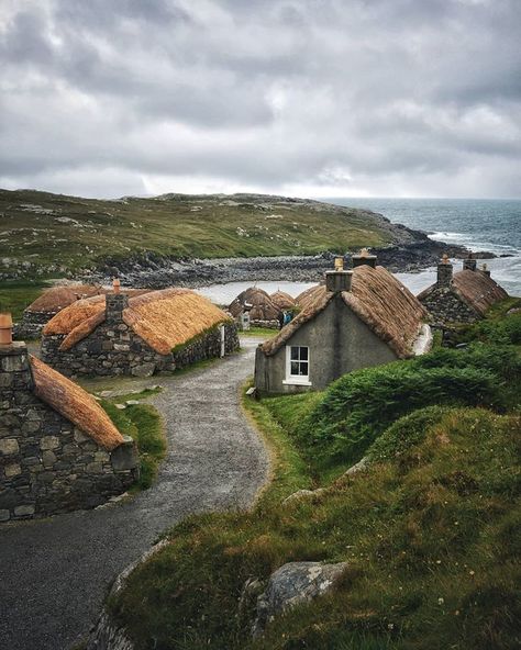 Gearrannan Blackhouse Village, Isle of Lewis, Scotland, Outer Hebrides 😍  A coastal crofting village built in the late 1800s with drystone masonry and thatched roofs. Restored in 1989 by Urras nan Gearrannan (The Garenin Trust). Scotland Aesthetic, Cottages Scotland, Fantasy Village, Isle Of Lewis, Abandoned Village, European Village, Stone Cottages, House On Stilts, Between Two Worlds