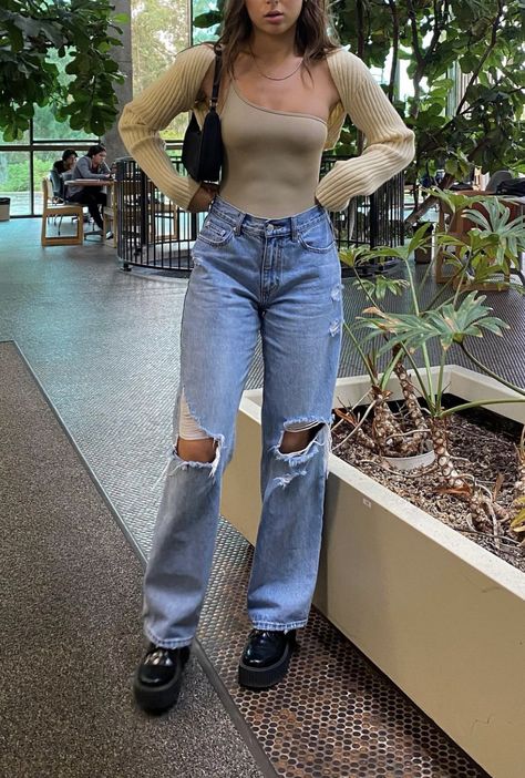 Ripped Jeans Outfit Casual, Ripped Jeans Outfit Ideas, Outfit Ideas Ripped Jeans, Heaven Clothes, Subversive Basics, Ribbed Jeans, Jeans Outfit Ideas, 23 Fashion, Pretty Clothing