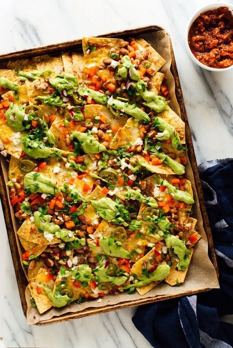 You're looking at the ultimate vegetarian nacho recipe! No meat, just beans, veggies, lots of cheese and creamy avocado sauce. #nachosrecipe #veggienachos Vegetable Nachos Recipe, Vegetable Nachos, Veggie Nachos Recipe, Vegetarian Nachos Recipe, Veggie Nachos, Nacho Recipe, Fresh Mexican Food, Vegetarian Nachos, Creamy Avocado Sauce