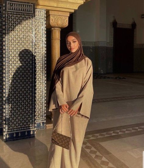 Abaya Summer, Beige Abaya, Fits Modest, Summer Hijab Outfits, Brown Hijab, Abaya Modest, Elegant Hijab, Islamic Modest Fashion, Modest Outfits Muslim