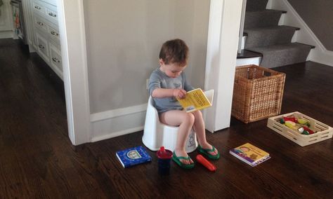 How the Oh Crap! Potty Training Method Works in Real Life - Blog Tips & Advice | mom.me Training Meals, Potty Training 101, Early Potty Training, Potty Training Guide, Potty Training Methods, Potty Training Help, Potty Training Books, Toddler Toilet, Boys Potty