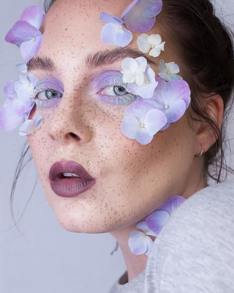 Flower Inspired Makeup, Floral Makeup, Flower Makeup, Flower Photoshoot, Avant Garde Makeup, Inspired Makeup, Creative Eye Makeup, Makeup Tutorial For Beginners, Spring Makeup