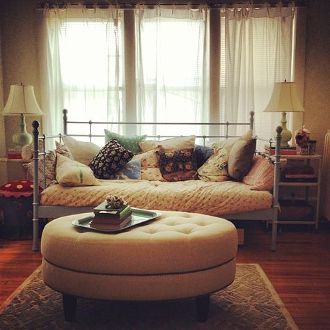 daybed Daybed With Side Tables, Moody Daybed Room Ideas, Wire Daybed Room Ideas, Daybed In Studio Apartment, Daybed Ideas Living Room, Daybed Bedroom Ideas For Women, Daybed Couch Living Room, Living Room Daybed Ideas, Daybed Couch Ideas Living Room