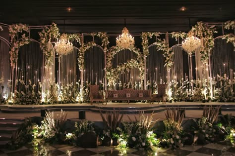 Wedding Backdrop Design Outdoor Night, Decor For Stage At Wedding, Wedding Back Stage Decoration, Night Wedding Stage Decor, Wedding Stage Outdoor Night, Wedding Hall Decorations Indian Reception Ideas, Wedding Reception Stage Backdrop, Varmala Stage Decor Night, Sangeet Decoration Night Outdoor Stage