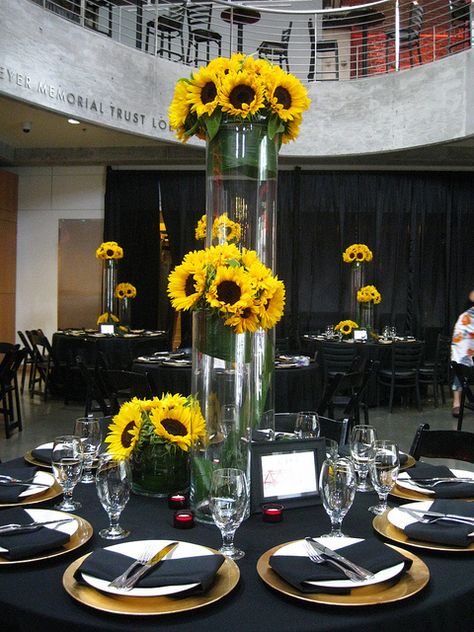 A sun flower on each table (for my grandma, She's there in my heart. Black And Yellow Wedding, Sunflower Centerpieces, Sunflower Party, Sunflower Arrangements, Sunflower Baby Showers, Sunflower Themed Wedding, Luxe Wedding, Yellow Wedding, Sunflower Wedding