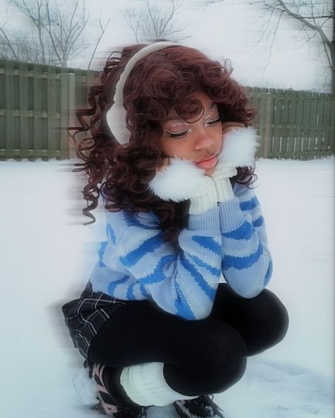 Snow Birthday Outfit, Cute Snow Photoshoot, Snow Selfies Ideas, Cute Winter Selfies, Winter Pose Reference Drawing, Winter Baddie Photoshoot, Winter Reference Poses, Cute Winter Poses, Christmas Art Reference Poses