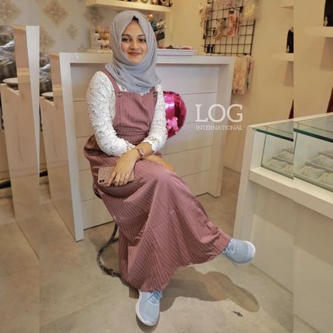 910 Likes, 0 Comments - LOG LIFESTYLE (@loglifestyle) on Instagram: “Ma shaa allah ,Our happy customer @fenzab .Looking gorge. in LOG OUTFIT ❤ Outfit by…” Outfit Collection, Hijab Collection, Girls Long Dresses, Sajal Ali, Hiding Face, Model Ideas, Muslim Outfits Casual, Maxi Outfits, Muslim Women Fashion