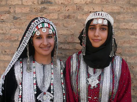 Yemeni-girls - GirlTalkHQ Yemen Dress, Yemen Women, Yemeni Clothes, Yemeni People, Arab Culture, Last Names, Arab Fashion, Turkish Beauty, Yemen