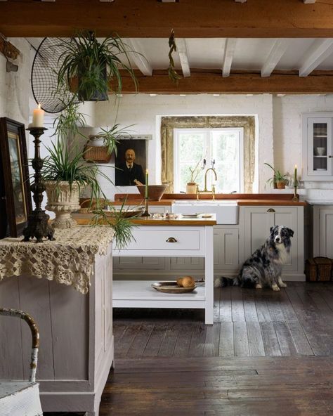 10 Amazing White Country Kitchens To Die For | Decoholic Dapur Rustic, Classic English Kitchen, Unfitted Kitchen, Old World Kitchens, Free Kitchen Design, Devol Kitchens, Cosy Kitchen, Country Kitchen Designs, Kabinet Dapur