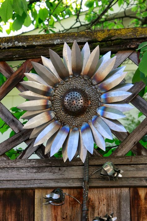 Women Welder, Metal Flowers Garden, Metal Sunflower, Chicken Wire Crafts, Glassware Garden Art, Garden Gate Design, Sheet Metal Art, Recycled Metal Art, Welding Art Projects