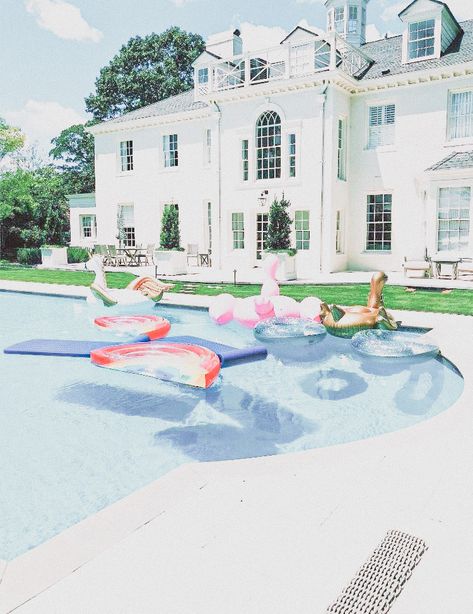 Preppy House, Camorra Chronicles, Pool Floaties, Dream Beach Houses, Casas Coloniales, Dream House Rooms, Dream Beach, Barbie Dream House, Dream House Exterior