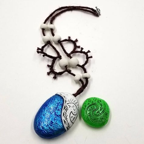 Moana's Necklace and the Heart of Te Fiti The Heart Of Te Fiti, Moana Necklace, Heart Of Te Fiti, Glowing Heart, Te Fiti, Necklace Drawing, Princess Moana, Dark Jewelry, Magnetic Necklace