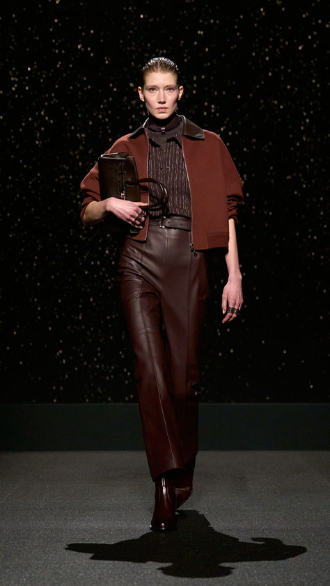 Within the Women's Fall-Winter 2024 collection, discover a reinvented look for greater freedom of movement.  #HermesFemme Fashion Show 2024/2025, Fw 2024 2025 Fashion Trends, Fall Winter 2024/2025 Fashion Trends, Hermes 2024, Catwalk Models, Fashion Forecasting, Brown Outfit, Just Style, Winter Trends