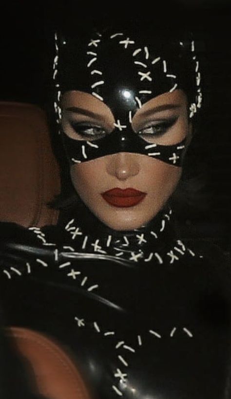 Bella hadid at halloween #bellahadid #halloween #catwoman Bella Hadid Tumblr, Catwoman Halloween, Catwoman Mask, Mask Aesthetic, Bella Gigi Hadid, Cat Women, Baby Bells, Hadid Sisters, 2024 Year