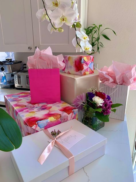 Mother Day Aesthetic, Birthday Present Aesthetic, Birthday Present Table, Mother's Day Aesthetic, Birthday Gifts Aesthetic, Birthday Gift Aesthetic, Luxury Birthday Gifts, Wedding Cake Cookies, Christmas Tree With Presents