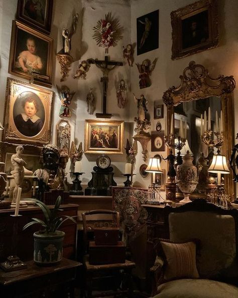 Wallpaper Dark Academia, Victorian Maximalism, Moody House, Emo Room, Vampire Decor, Academia Aesthetic Wallpaper, Southern Aesthetic, Dark Academia Aesthetic Wallpaper, Victorian Room