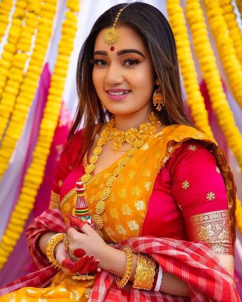 Bengali Bride Reception Look, Haldi Look, Saree Photography, Red Saree Wedding, Indian Bride Makeup, Bengali Bridal Makeup, Bridal Art, Indian Wedding Bride, Top Wedding Trends