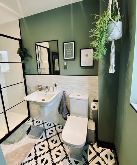 Dr Room, Small Bathroom Ideas With Tub, Bathroom Ideas With Tub, Small Downstairs Toilet, Small Bathroom Inspiration, Green Bathroom Decor, Remodel Small Bathroom, Suite Ideas, Small Toilet Room