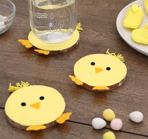 Encourage children to create this fun and functional Easter craft fashioned from wood slices. Easter Chick Craft, Diy – Velikonoce, Easter Wood Crafts, Kid Friendly Crafts, Wood Slice Crafts, Easter Decorations Dollar Store, Easter Decorations Vintage, Easter Craft, Easter Decorations Christian