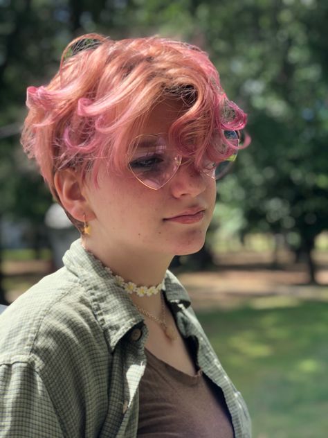 Pink Hair Masculine, Dyed Hair For Short Hair, Pink Dyed Hair Short, Fem Nonbinary Aesthetic, Pixie Dyed Hair Ideas, Very Short Dyed Hair, Short Hair Color Ideas Pixies, Short Pink Hair Pixie, Pixie Dyed Hair