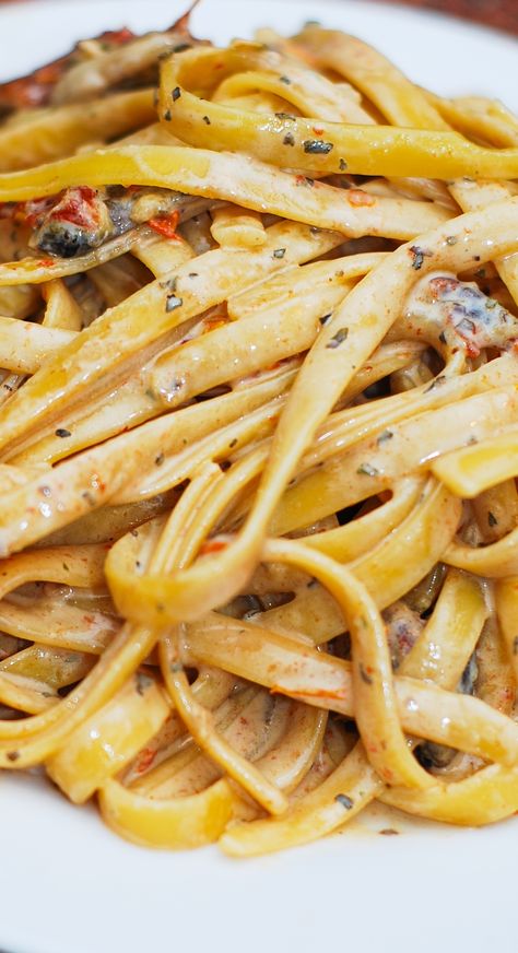 Sun dried tomato and mushroom pasta in a creamy garlic and basil sauce - Italian comfort food! #Alfredo_sauce_recipe #easy_recipes Food Alfredo, Vegetarian Pastas, Monday Recipes, Resep Pasta, Italian Comfort Food, Vegetarian Dish, Basil Sauce, Salad Pasta, Mushroom Pasta