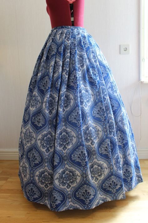 1860s(ish) 2 hours blue skirt – Fashion Through Herstory 1860s Skirt, Sewing Skirts, Straight Skirt, Blue Skirt, Skirt Pattern, Cotton Lights, Easy Projects, My Sister, Skirt Fashion