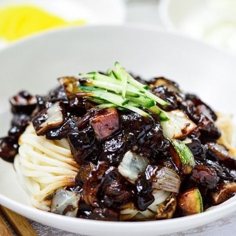 Jjajangmyeon (Korean noodles in a black bean paste) Chinese Noodle Dishes, Black Bean Paste, Black Bean Noodles, Bean Noodles, Fermented Kimchi, Bean Sauce, Kimchi Fried Rice, Kimchi Recipe, Black Bean Sauce