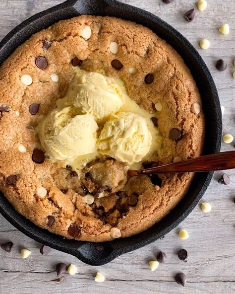 Cookie Dough With Ice Cream, Hot Cookie Dough, Sharing Dessert, Fitwaffle Kitchen, Cookie Dough Desserts, Gooey Cookies, Chocolate Cookie Dough, Cake Bars, Pizza Hut