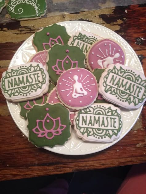 Yoga cookies, namaste, lotus. Yoga Decoration Ideas, Its My Bday, Yoga Party, Yoga Food, Yoga Themes, Wedding Cake Cookies, Edible Crafts, Sugar Cookie Designs, Indian Wedding Cakes