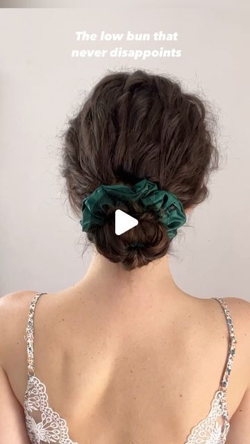 Easy Hair For Curly Hair, Easy Hairstyles For Curly Hair Quick, Curly Hair Bun Tutorial, Curly Hair Low Bun, Lazy Hairstyles For Curly Hair, Bun For Curly Hair, Simple Hair Bun, Curly Hair Easy Hairstyles, Simple Bun Hairstyles