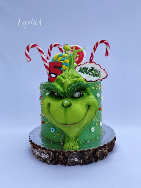 The Grinch Cake, Clay Grinch, Grinch Birthday, Grinch Cake, Yummy Christmas Treats, Christmas Themed Cake, Christmas Cake Designs, Xmas Cake, Winter Cake