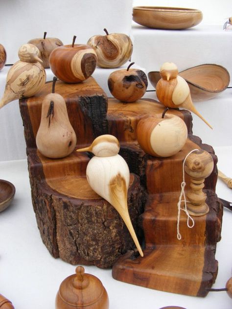 Tre Kunst, Wooden Birds, Wooden Objects, Wooden Fruit, Woodworking Lathe, Wood Turning Lathe, Lathe Projects, Wood Shapes, Wood Turner