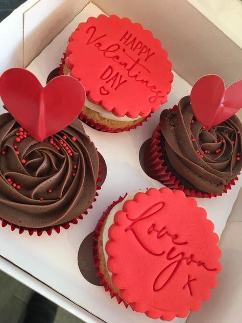 Cake For Valentines Day Ideas, Valentines Cupcakes Aesthetic, Chocolate Valentines Cupcakes, Valentine's Day Pastries, Valentin Cakes Ideas, Valentine Themed Cupcakes, Valentines Day Cupcake Ideas, Valentines Business Ideas, Valentines Mini Cake Ideas