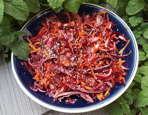 Beet, carrot and red cabbage salad - CookTogether Cabbage Beet Carrot Salad, Healthy Slaw, Cabbage Salads, Vegetable Pasties, Coleslaw Recipes, Veg Salad, Red Cabbage Salad, Fried Rice With Egg, Chickpea Soup