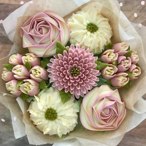 Kerry’s Bouqcakes on Instagram: “Beautiful dusky pink 🌷 a real vintage feel about this one ☺️ #kerrysbouqcakes” Kerry's Bouqcakes, Cupcake Creme, Cupcake Flower Bouquets, Cupcakes Flores, Cupcake Bouquets, Mothers Day Cupcakes, Cupcake Cake Designs, Buttercream Cupcakes, Floral Cupcakes