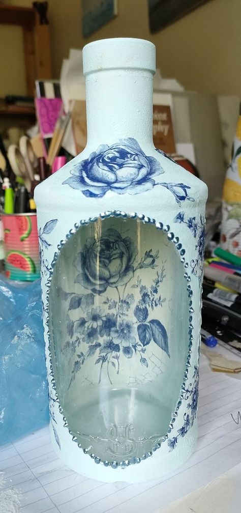 Reverse Decoupage Bottles, Decopage Ideas Wine Bottles, Decoupage Wine Bottles, Plaster Projects, Napkin Crafts, Reverse Decoupage, Decoupage Bottles, Decoupage Candles, Decoupage Jars