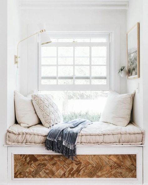 A cozy neutral reading nook design! Perfect place to drink a cup of coffee with a good book by the window. #nook #readingnook #bedroomnook Built In Window Seat, Style At Home, Window Seat, Minimalist Bedroom, Home Fashion, Home Decor Bedroom, My Dream Home, Home Decor Inspiration, Cozy House