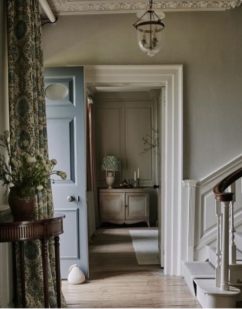 Sims Hilditch Interior Design, Country Manor House Interiors, English Cottage Paint Colors Interior, Cottage Entrance Hall, Cotswold Interior, Cotswolds Interior, English Manor Interior, Cotswold Cottage Interior, Artsy Cottage