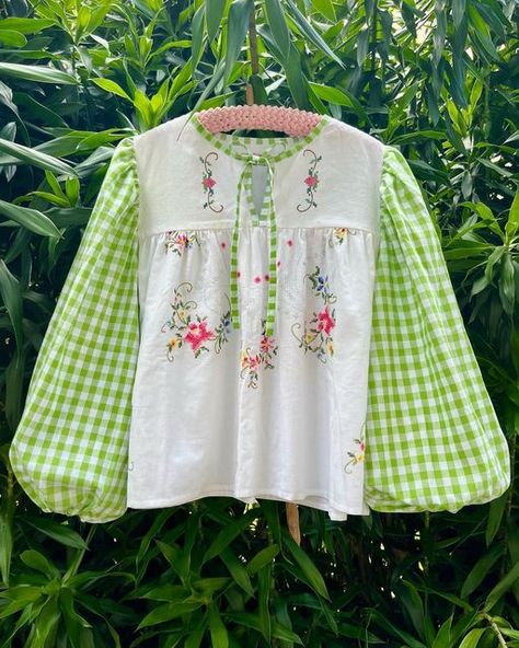 Tablecloth Blouse Pattern, Granny Chic Fashion, Reworked Clothes, Gingham Blouse, Upcycling Fashion, Clothing Upcycle, Patchwork Clothes, Shabby Chic Clothes, Sewing Tops